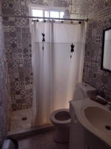 uma casa de banho com WC e uma cortina de chuveiro com estrelas em Tigre- isla Nico em Tigre