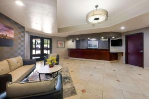 un soggiorno con divano e tavolo di Best Western Lanai Garden Inn & Suites a San Jose