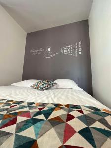 1 dormitorio con 1 cama con reloj en la pared en Best Western Le Pont d'Or en Figeac