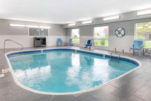 una gran piscina en una habitación de hotel en Best Western Kokomo Hotel, en Kokomo