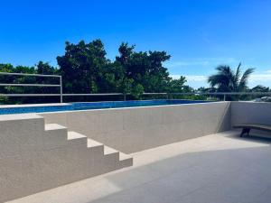 un parque de patinaje con escaleras y un banco al lado en CondoHotel Piedra del Caribe, en Puerto Morelos