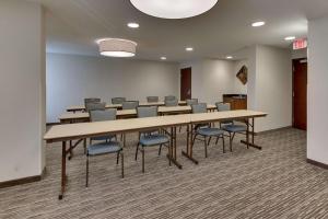 une salle de conférence avec une grande table et des chaises dans l'établissement Pear Tree Inn St. Louis Airport, à Edmundson