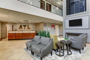 een lobby met een wachtruimte met stoelen en een tv bij Drury Inn & Suites Atlanta Marietta in Marietta