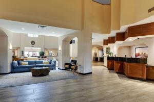 eine Lobby mit einem blauen Sofa und einem Wohnzimmer in der Unterkunft Drury Inn & Suites Phoenix Airport in Phoenix