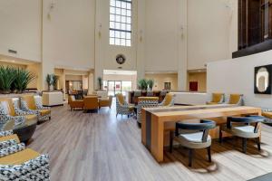 un hall d'un hôpital avec des chaises et des tables dans l'établissement Drury Inn & Suites Phoenix Airport, à Phoenix