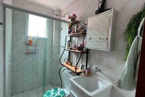 Et badeværelse på Apto Vista Mar 50m da Praia com estacionamento - O Cantinho da Sol + 53 billeder