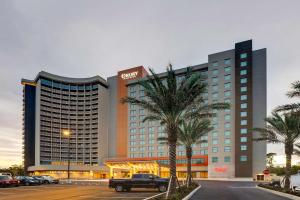 un hotel con un camión estacionado en un estacionamiento en Drury Plaza Hotel Orlando - Disney Springs Area, en Orlando