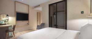 Postel nebo postele na pokoji v ubytování Hilton Garden Inn Tbilisi Riverview