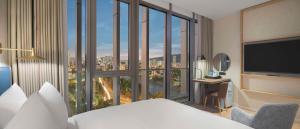 Postel nebo postele na pokoji v ubytování Hilton Garden Inn Tbilisi Riverview