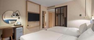 Postel nebo postele na pokoji v ubytování Hilton Garden Inn Tbilisi Riverview