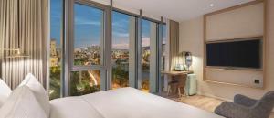 Postel nebo postele na pokoji v ubytování Hilton Garden Inn Tbilisi Riverview