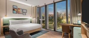 Postel nebo postele na pokoji v ubytování Hilton Garden Inn Tbilisi Riverview