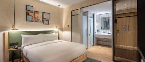 Postel nebo postele na pokoji v ubytování Hilton Garden Inn Tbilisi Riverview