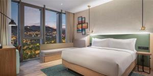 Postel nebo postele na pokoji v ubytování Hilton Garden Inn Tbilisi Riverview