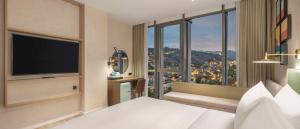 Postel nebo postele na pokoji v ubytování Hilton Garden Inn Tbilisi Riverview