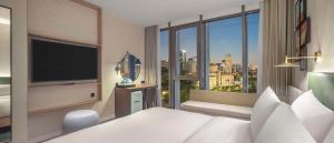 Postel nebo postele na pokoji v ubytování Hilton Garden Inn Tbilisi Riverview