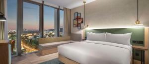 Postel nebo postele na pokoji v ubytování Hilton Garden Inn Tbilisi Riverview