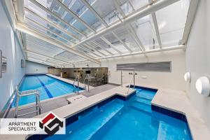een groot zwembad met een groot plafond bij Charming Studio Apartment in Auckland Central in Auckland