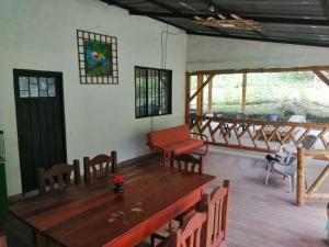 comedor con mesa de madera y sillas en Cabaña Campestre de descanso, en Melgar