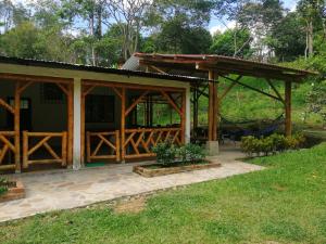 una casa con un pabellón en un patio en Cabaña Campestre de descanso, en Melgar