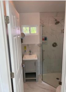 西雅圖的住宿－Santoniri private room，带淋浴和盥洗盆的浴室