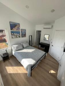 1 dormitorio con cama y escritorio. en Santoniri private room en Seattle