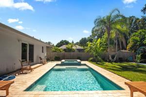 una piscina en el patio trasero de una casa en Villa Maria Salt Sun 7 minutes to Indian Rocks Beach, en Largo