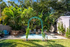 a garden with an arch and a table and chairs at Villa Maria Salt Sun 7 minutes to Indian Rocks Beach in Largo