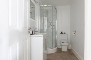 a bathroom with a shower and a sink and a toilet at Maldon Executive Apartments in Maldon