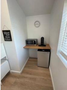 Kuchyň nebo kuchyňský kout v ubytování Private room in west Seattle Cartagena inspired