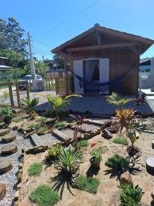 ogród z hamakiem przed domem w obiekcie Cabanas MORIÁ w mieście Garopaba