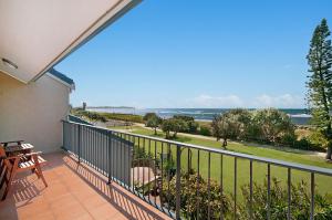 un balcone di una casa con vista sull'oceano di Karingal 4 a Lennox Head