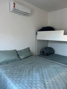 a bed in a room with a bunk bed at Apartamento encantador próximo a Praia Brava in Matinhos