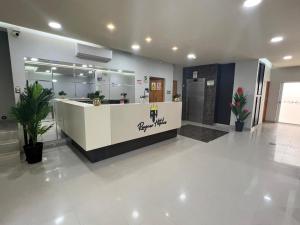 una hall con una reception in un edificio di Hotel Reycer a Piura