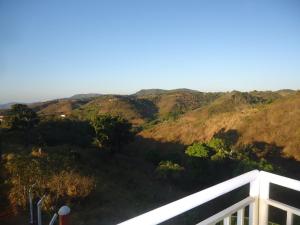 uma vista para as montanhas a partir da varanda de uma casa em Chalé Sitio Miranda Sra Solange em Aratuba