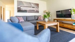 a living room with a couch and a tv at Hangar 19 Großzügiges Apartment mit Terrasse und Garten H4W2 in Schwerin