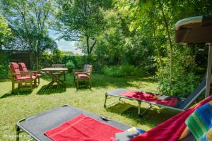 a backyard with a table and chairs and a picnic table at Falshöft 1a in Nieby