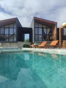 蒙蒂达斯加梅莱拉斯CHALE VILAALICE的房子前面的一个大游泳池