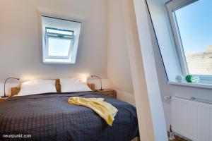 Una cama o camas en una habitación de Schleiufer