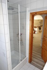 una ducha con puerta de cristal en un baño en Meer-Zeit - UG - Seegras, en Kappeln