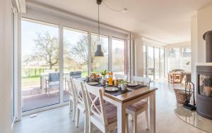 Una cocina y un comedor con mesa y sillas. en Lasse -EG -Rollstuhlgerecht, en Kappeln