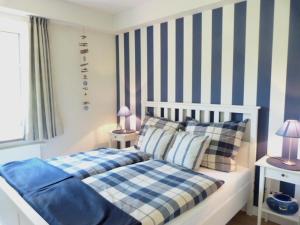 1 dormitorio con 1 cama y 2 mesas con lámparas en Lasse -EG -Rollstuhlgerecht, en Kappeln