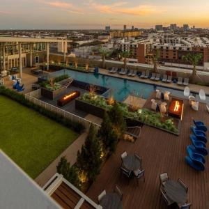 una vista aérea de una piscina en la parte superior de un edificio en Luxury Highrise in Midtown - Skyline Views and Chic Decor en Houston