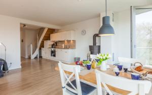 una cucina e una sala da pranzo con tavolo e sedie di Ole Maisonette - OG links a Kappeln Altre 8 foto