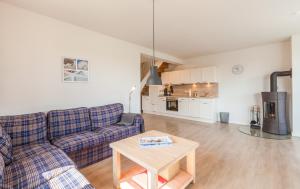 un soggiorno con un divano e un tavolo di Ole Maisonette - OG links a Kappeln