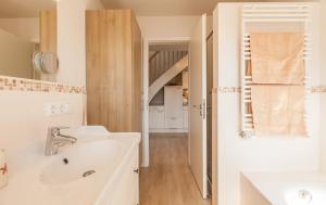 un bagno bianco con lavandino e specchio di Ole Maisonette - OG links a Kappeln