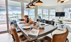 een eetkamer met een grote tafel en stoelen bij Küstennebel - D2 in Kappeln