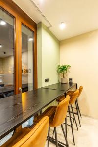 a dining room with a table and chairs at DAS WESEL - DEIN HOTEL AM RHEIN in Oberwesel