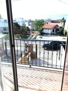 a balcony with a view of a yard at Duplex Barrio Sur in Puerto Madryn