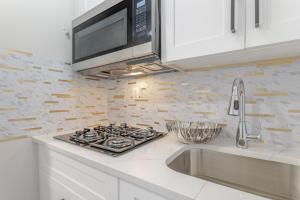 a kitchen with a stove and a microwave at Modern one bedroom apartment in Elizabeth
